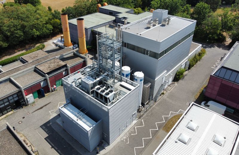 Gesamtanlage mit Syntheseteststand, Synthesegasreinigung und Halle mit 1 MW Vergasungsreaktor